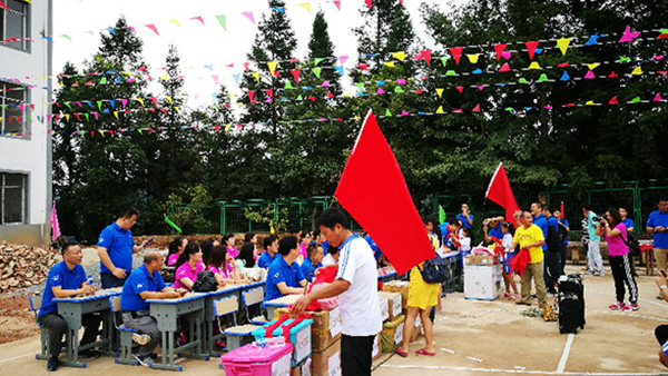 共同前行， 温暖你我——徐州SG胜游统一医药连锁销售有限公司贵州修文小学助学行